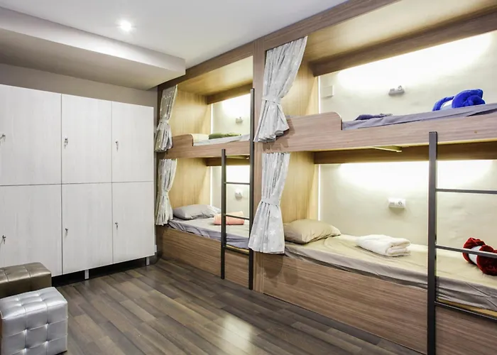 & Sagrada Familia بيت شباب برشلونة