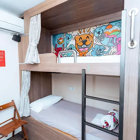 & Sagrada Familia Hostel