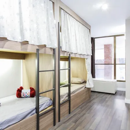 & Sagrada Familia Hostel